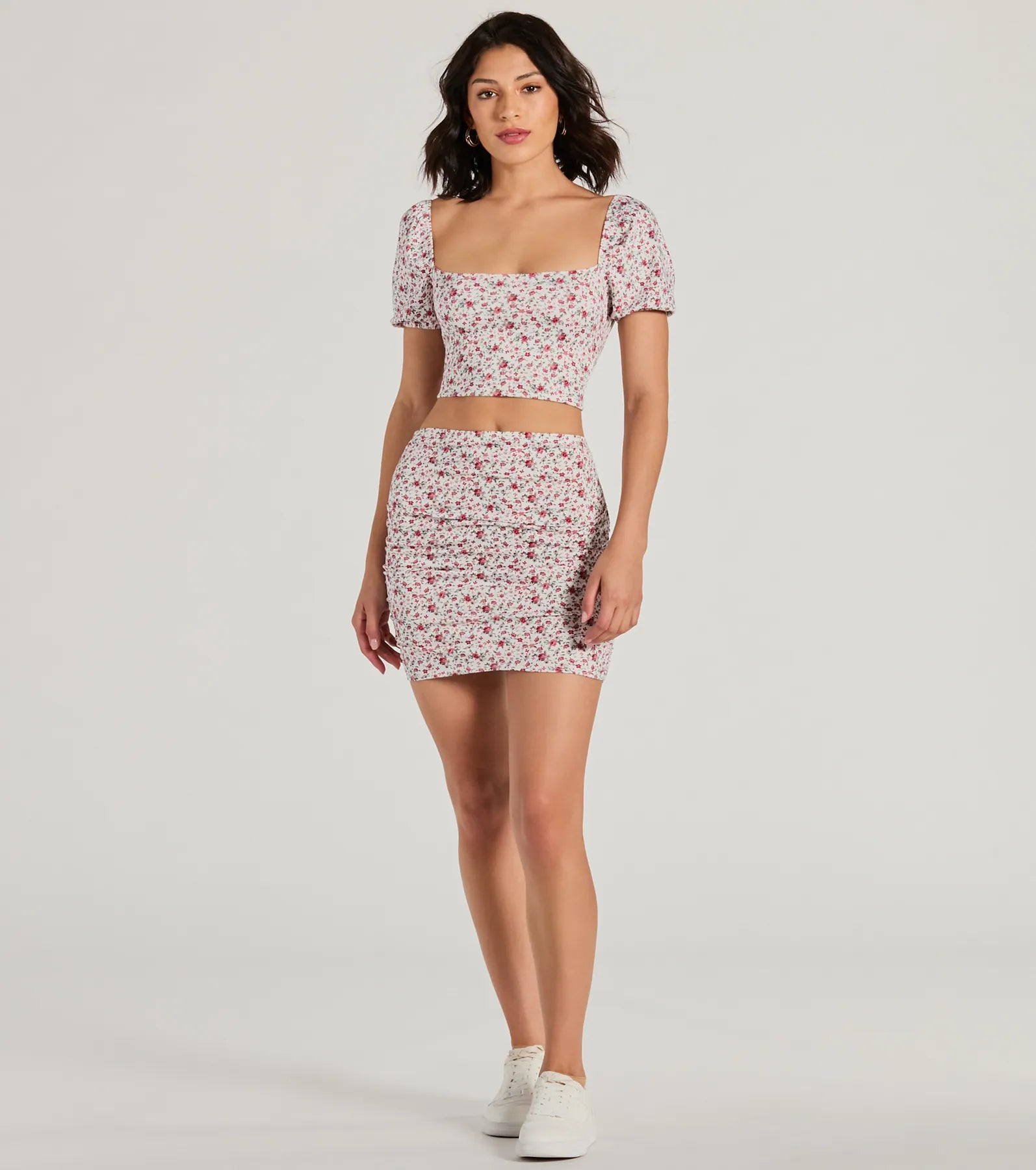 Ultimate Feminine Floral Lace-Up Crop Top