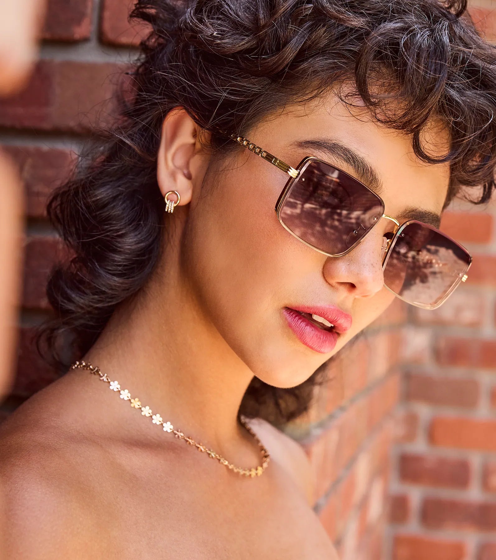 Ultimate Sleek Square Chain Trim Sunglasses - Upgrade Your Style